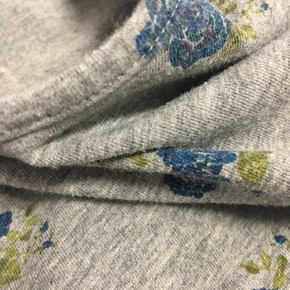 🍁 BP gray tank top with blue floral pattern - Picture 3 of 5